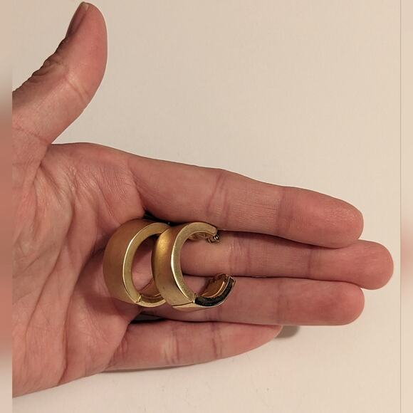 Vintage 80s Chic Matte Gold Tone Two Tone Clip On Hoop Earrings - Picture 4 of 5